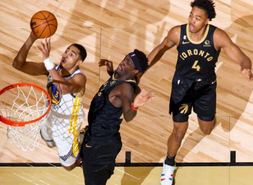 NBA中场休息：球员们的多样放松方式揭秘